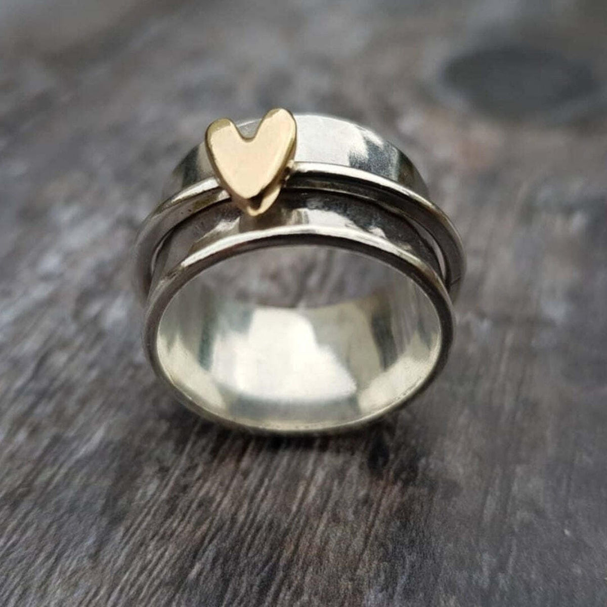 Anillo Plateado con Corazón Dorado