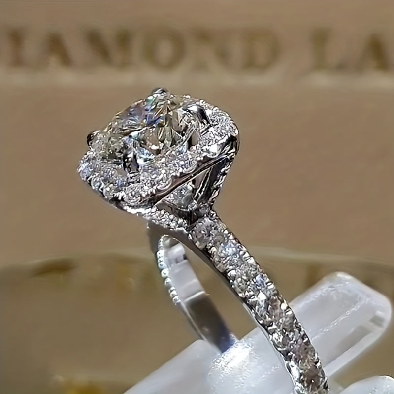 Anillo Plateado con Cristales Incrustados
