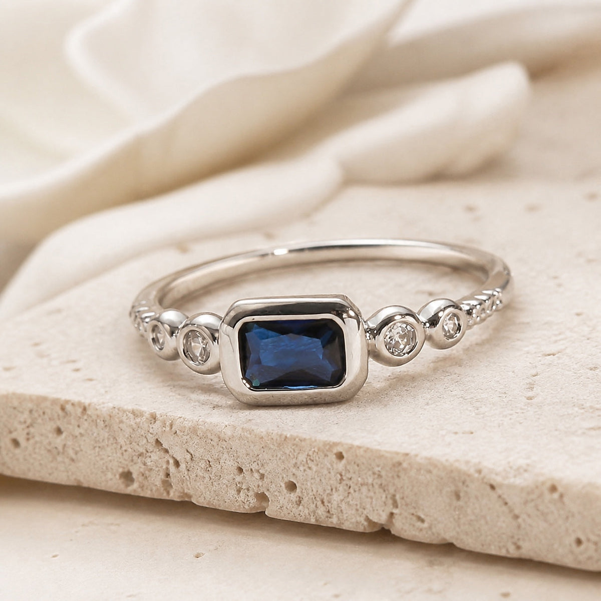 Anillo Windsor Plateado con Cristal Azul