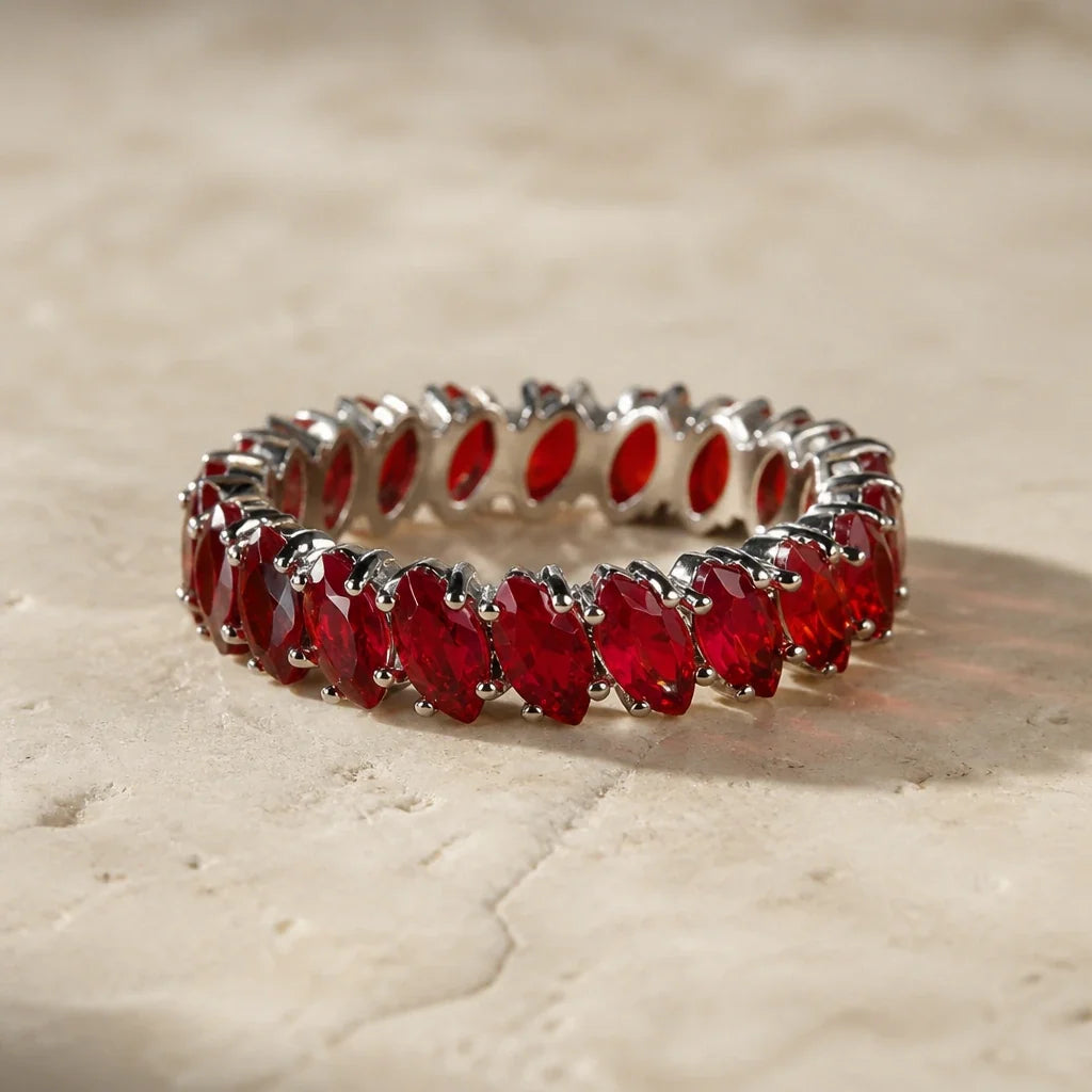 Anillo Dorado con Cristales Rojos