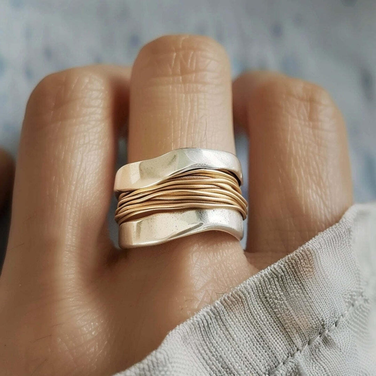 Anillo Trama plateado con hilos dorados