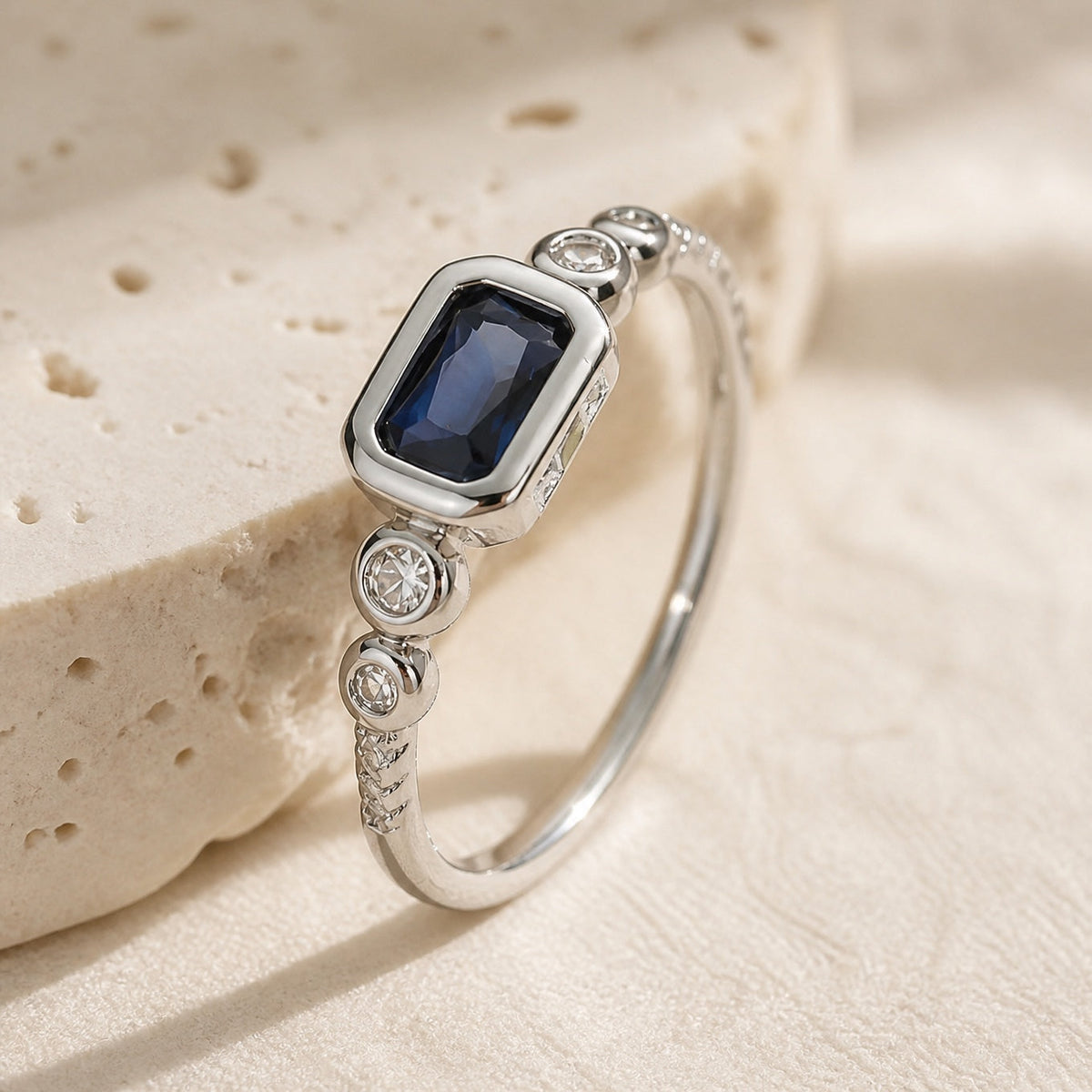 Anillo Windsor Plateado con Cristal Azul