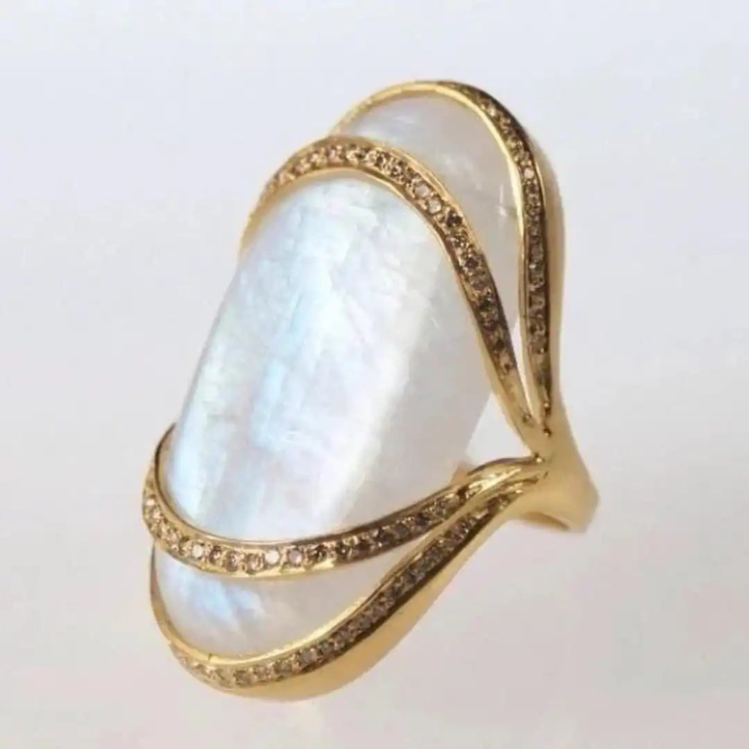Anillo Dorado con Piedra Blanca Iridiscente