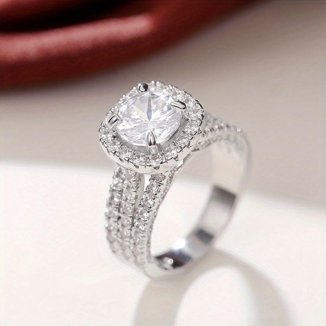 Anillo Luna cojín con halo de cristales