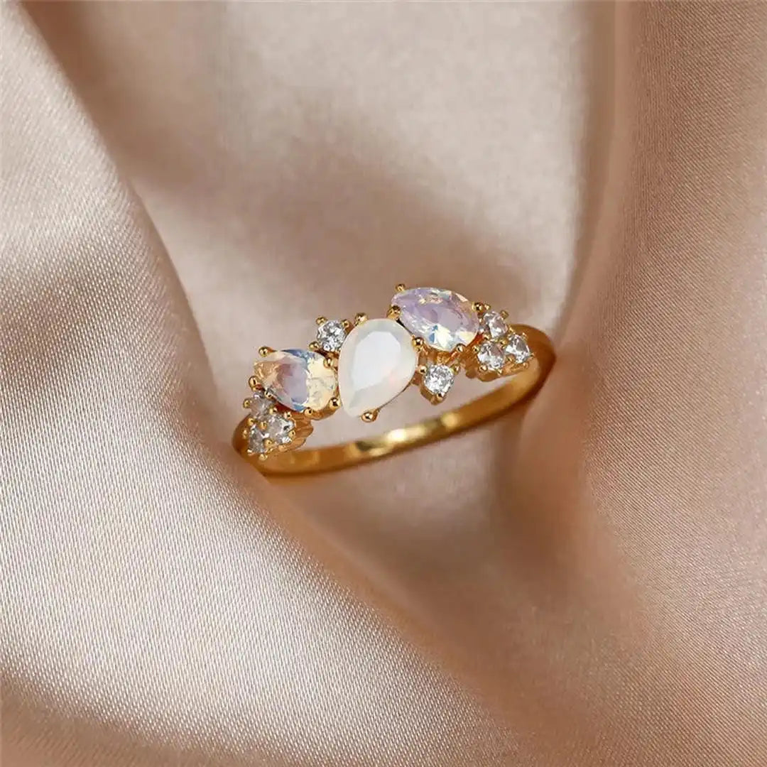 Anillo Dorado Vintage Luz de Luna