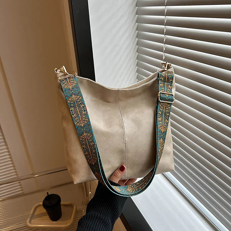 Bolso hobo beige con correa bordada boho