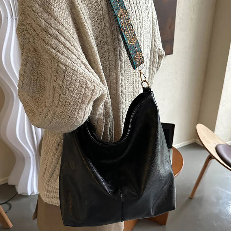 Bolso hobo negro con correa bordada boho