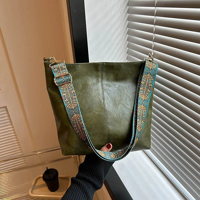 Bolso hobo verde oliva con correa bordada boho