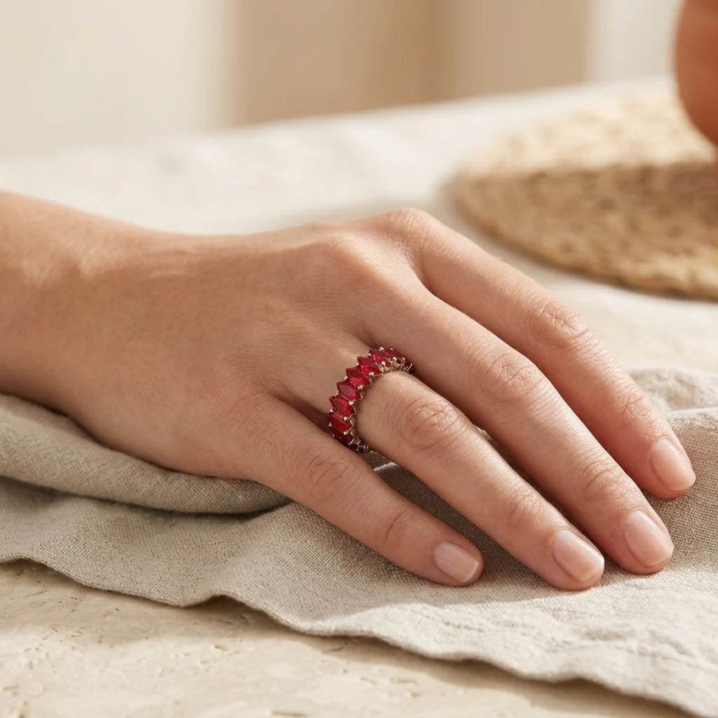 Anillo Dorado con Cristales Rojos