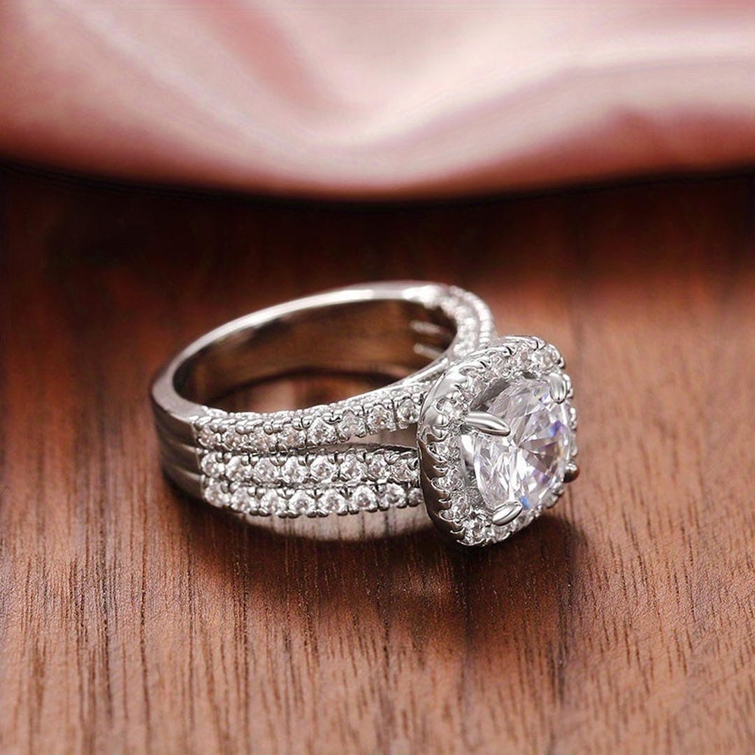 Anillo Luna cojín con halo de cristales