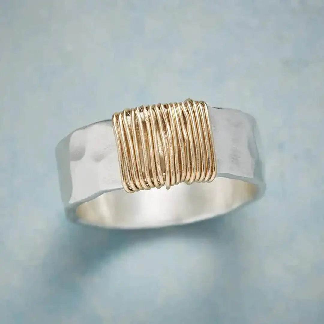 Anillo Plateado con Hilo Dorado