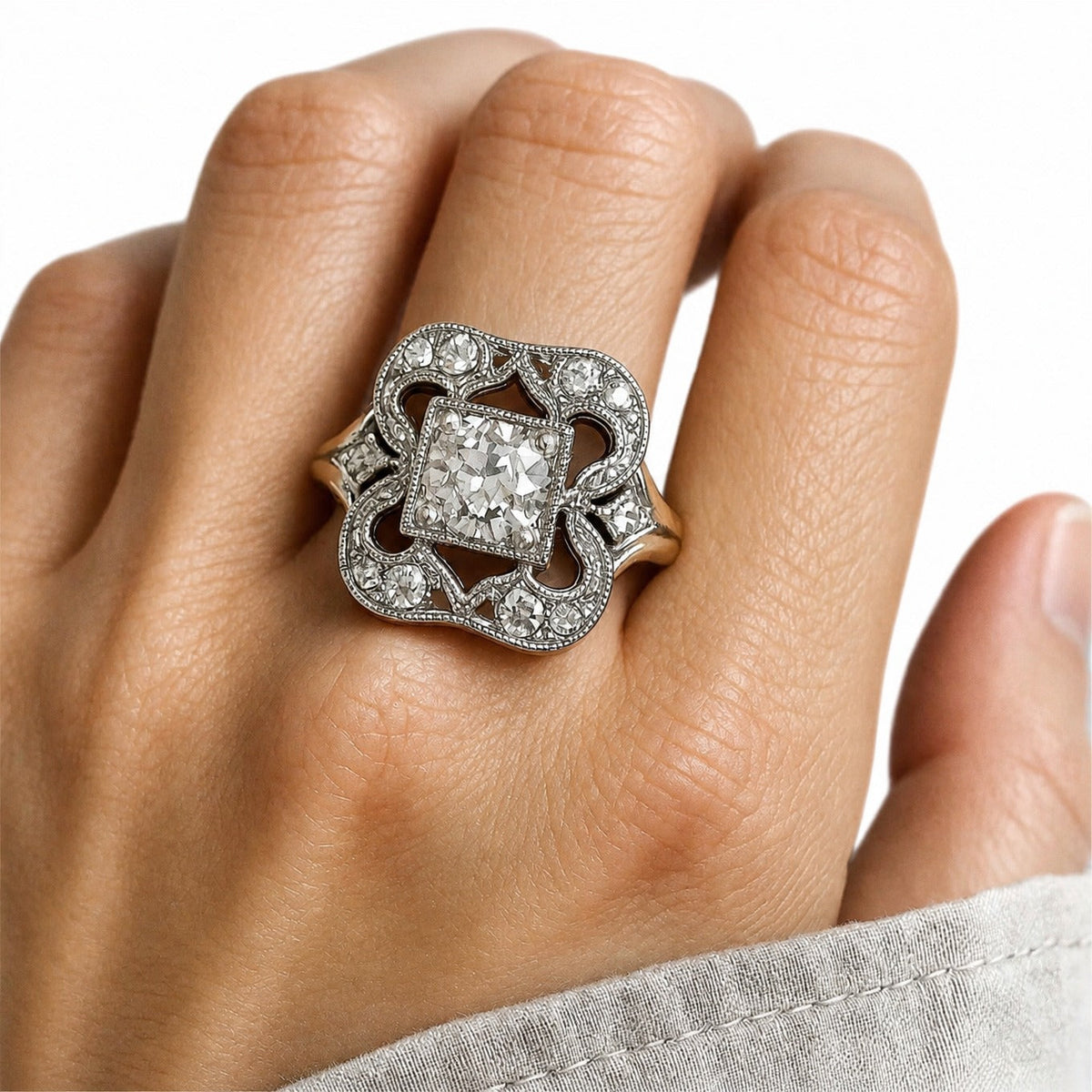 Anillo Dorado Vintage con Cristales