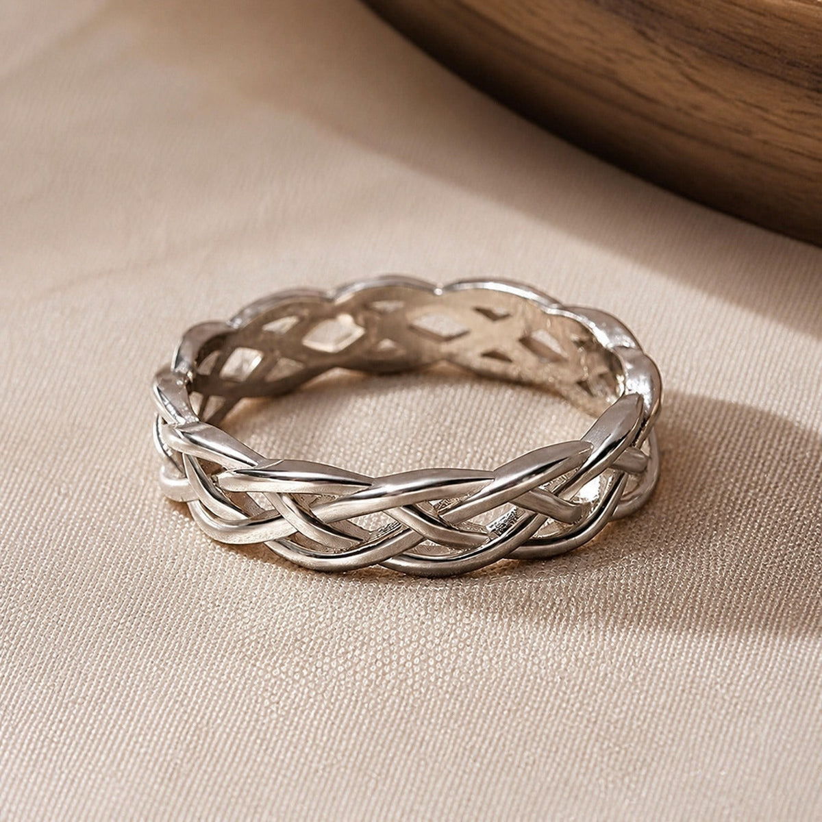 Anillo Banda Tejida Plateada