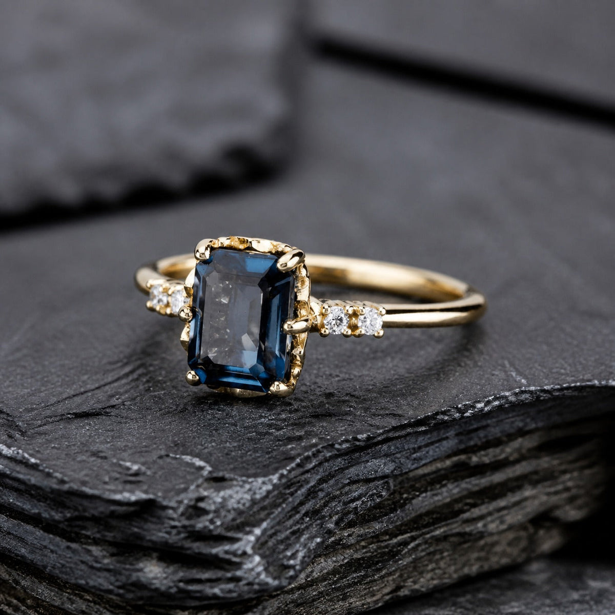 Anillo Dorado con Cristal Azul