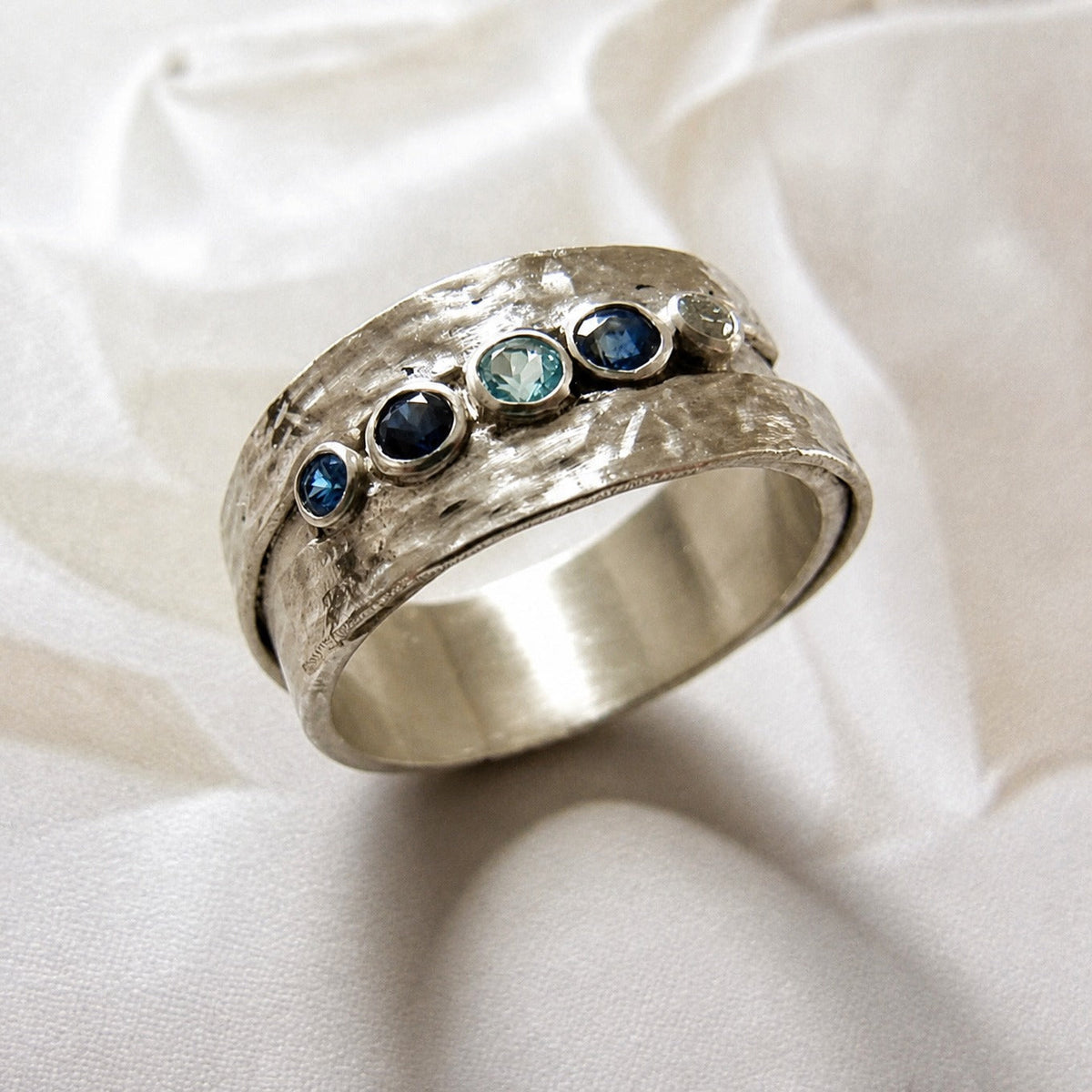 Anillo Plateado con Piedras Azules