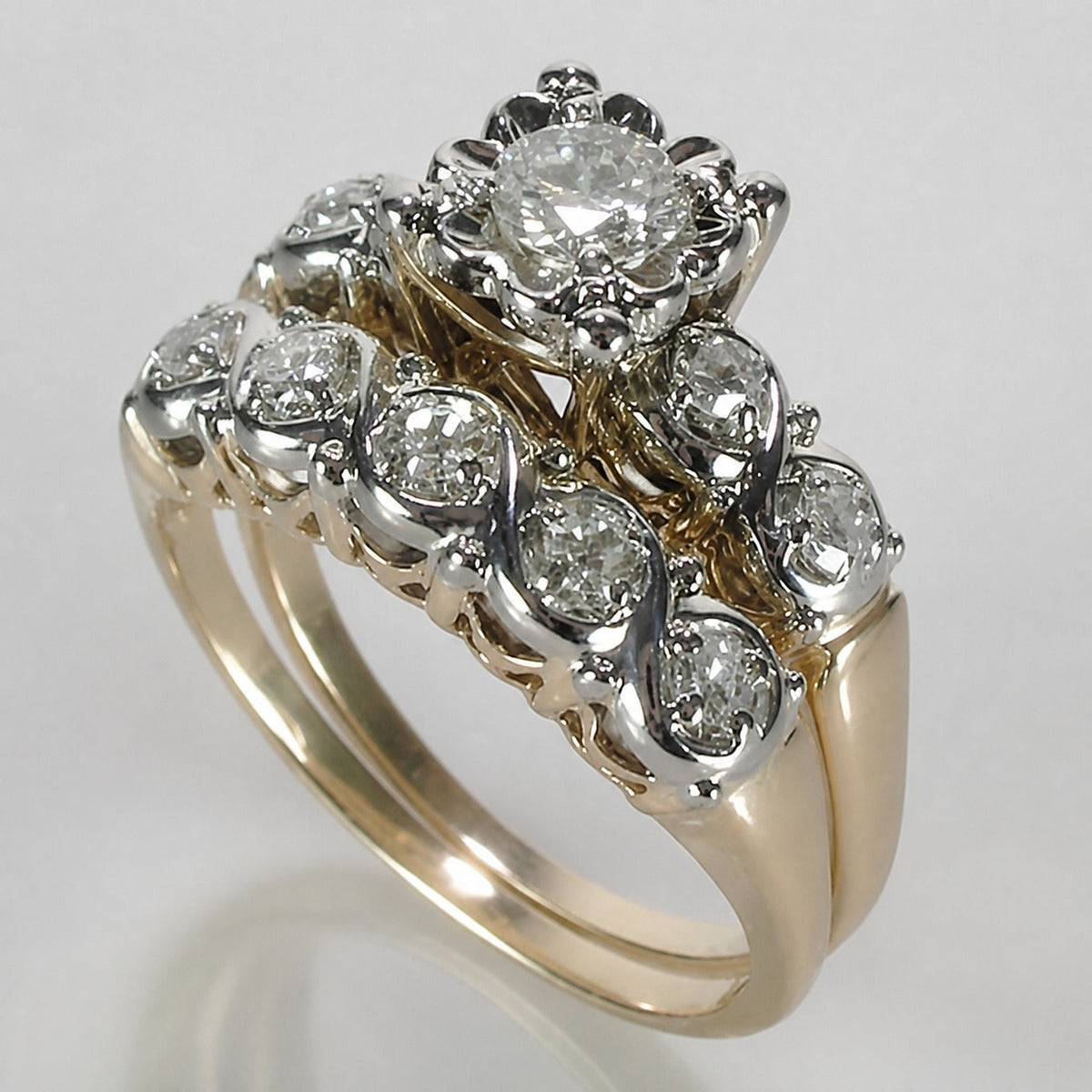 Anillo Dorado Vintage Brillante