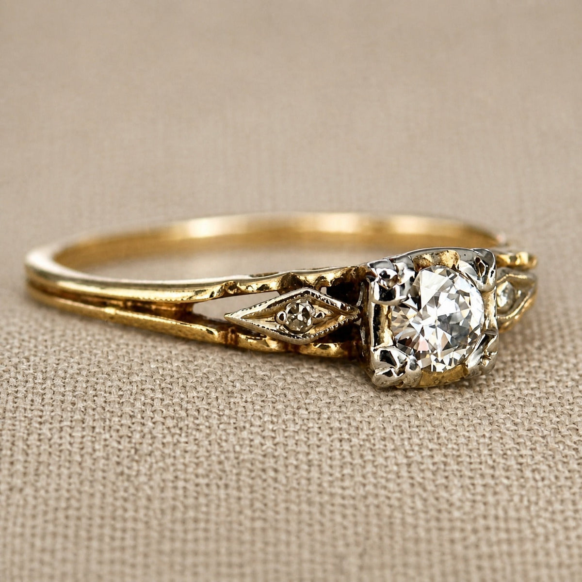 Anillo Brisa dorado con cristal