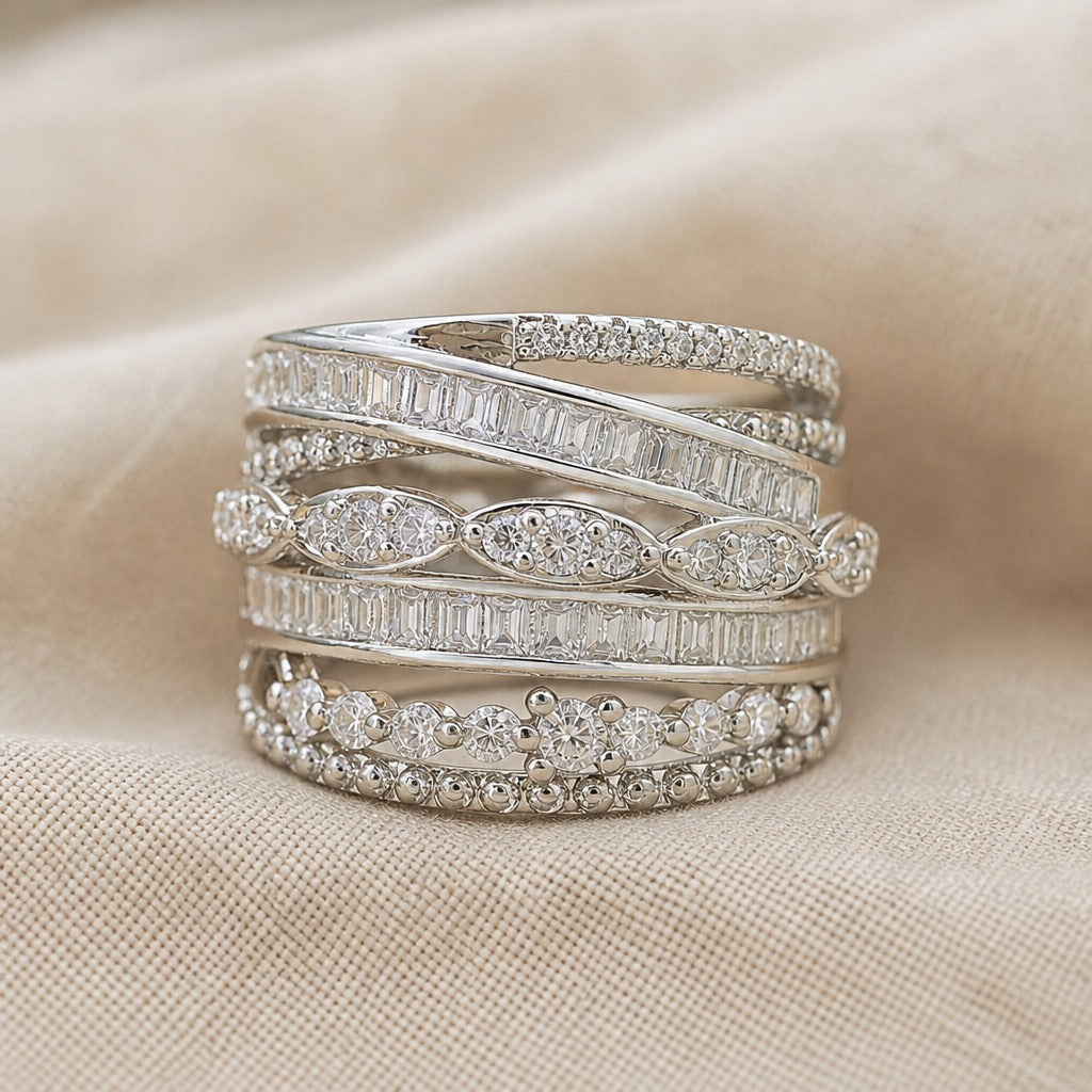 Anillo Plateado en Capas con Cristales