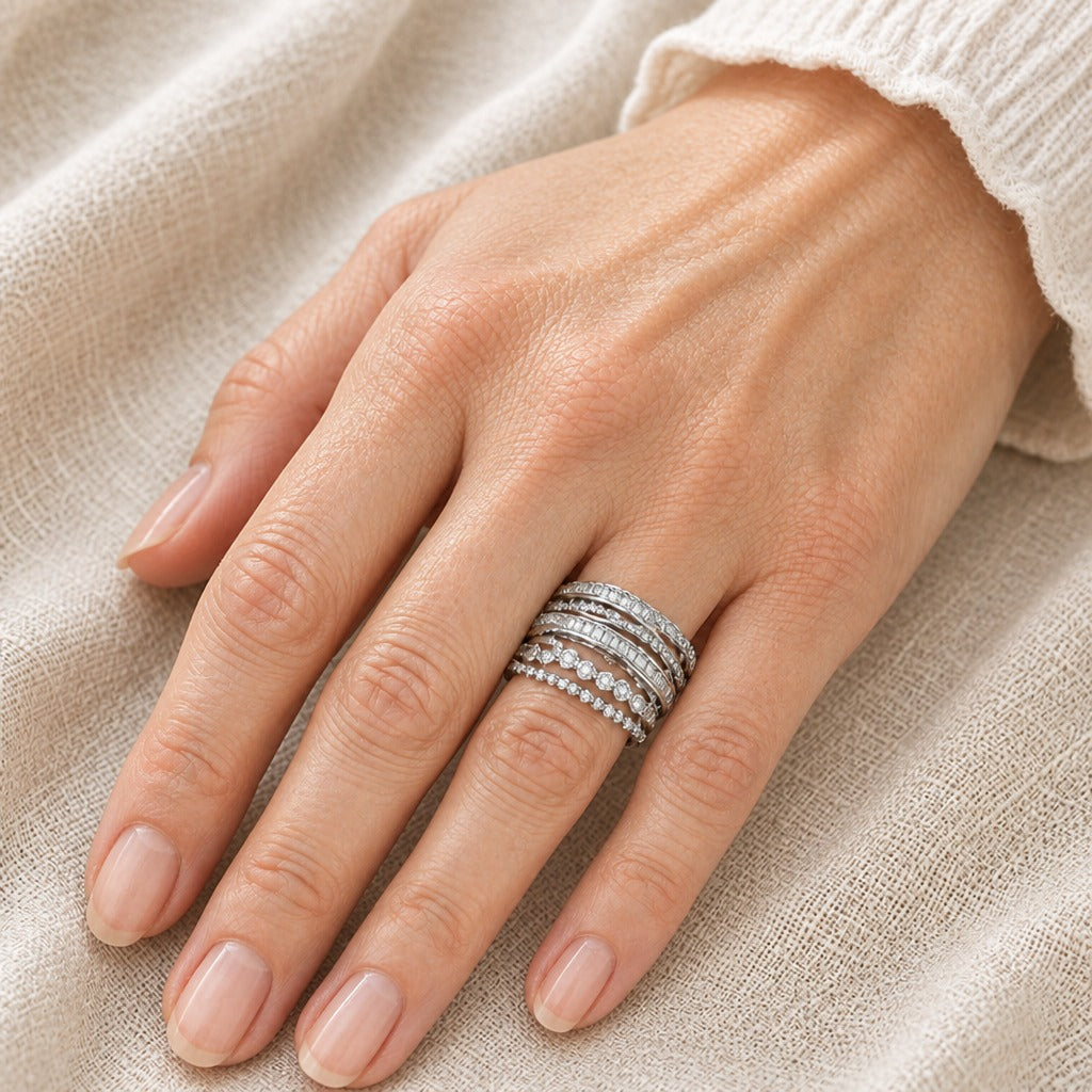 Anillo Plateado en Capas con Cristales