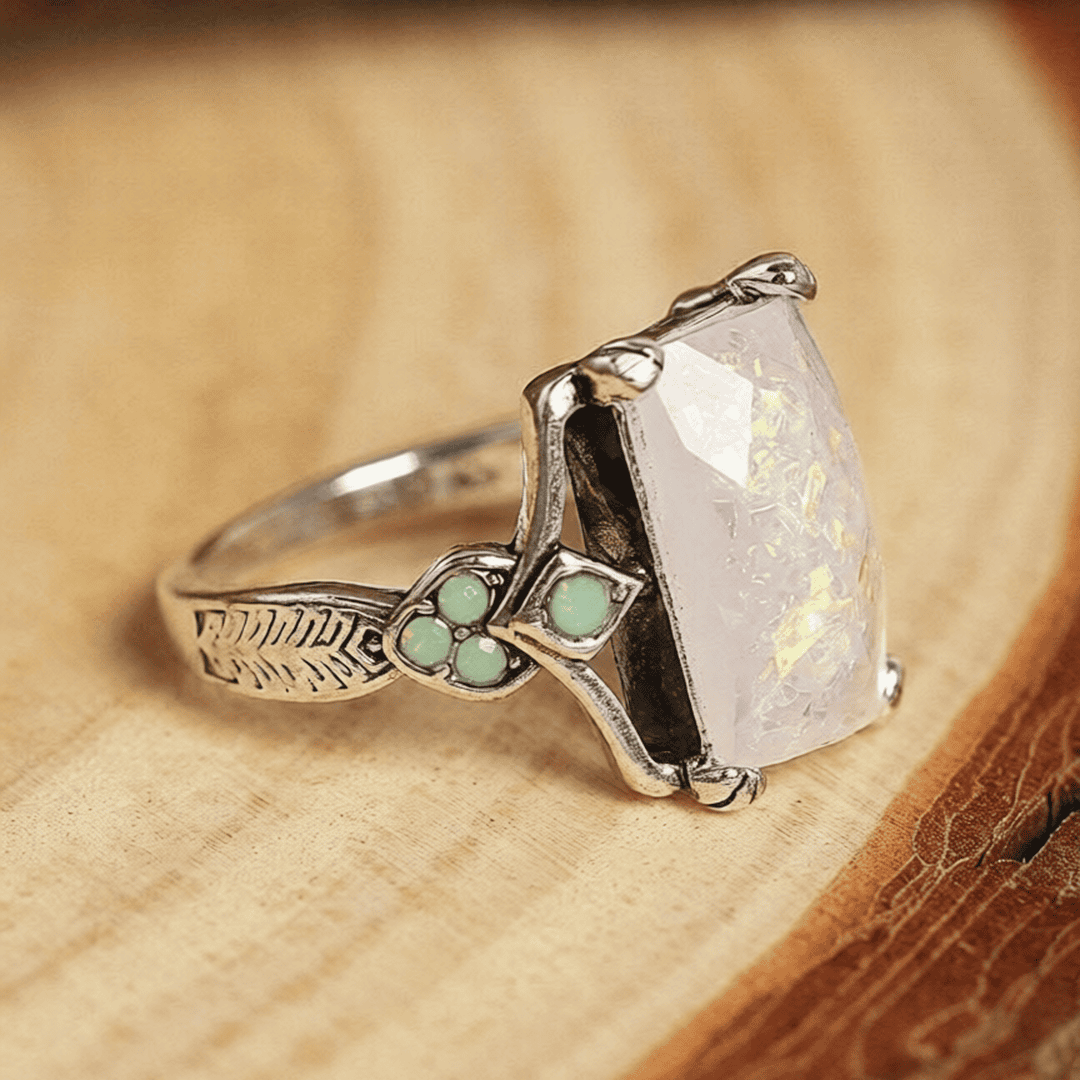 Anillo Nácar plateado con piedra blanca